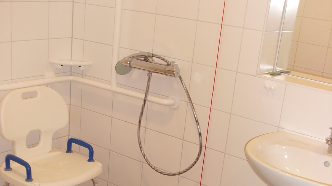 Barrierefreie Bäder wurden mit neuen, hellen Fliesen ausgestattet