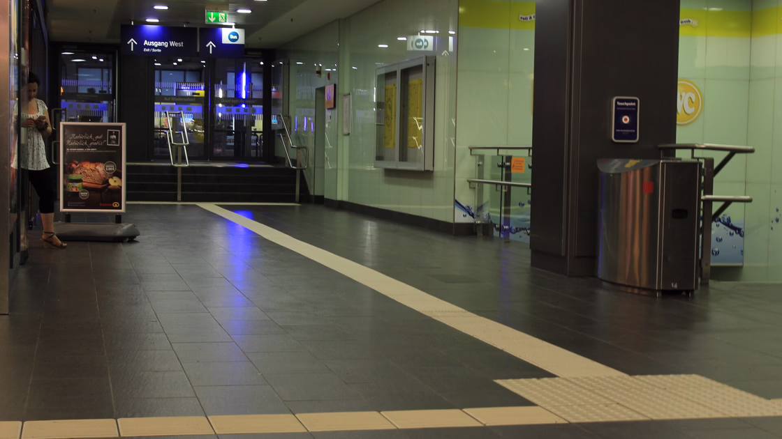 Der gesamte Bahnhof wurde in dunkelgaruen und hellbeigen Bodenfliesen