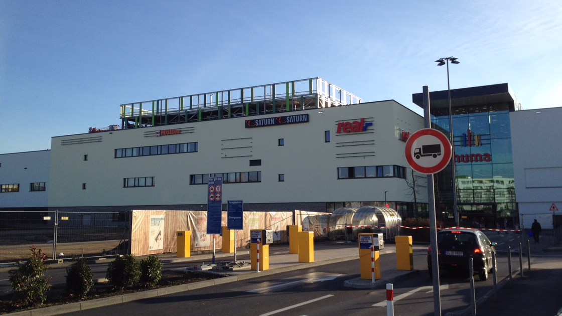 Außenansicht des Einkaufszentrum mit Einfahrt in die Tiefgarage