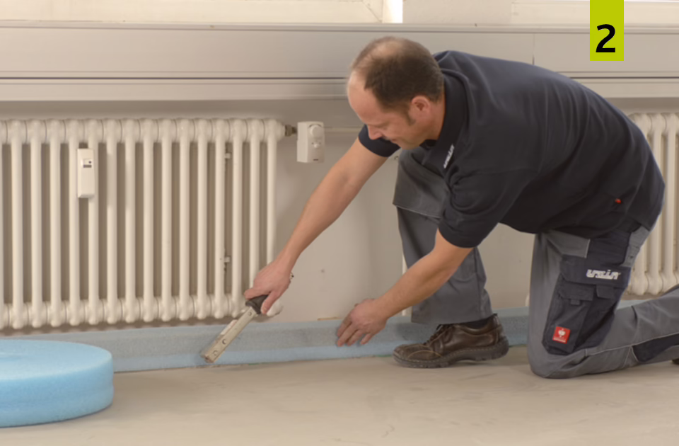 Um Schallbrücken und Spannungen zu verhindern werden mindestens 8mm dicke Randdämmstreifen an allen aufgehenden Bauteilen verklebt.