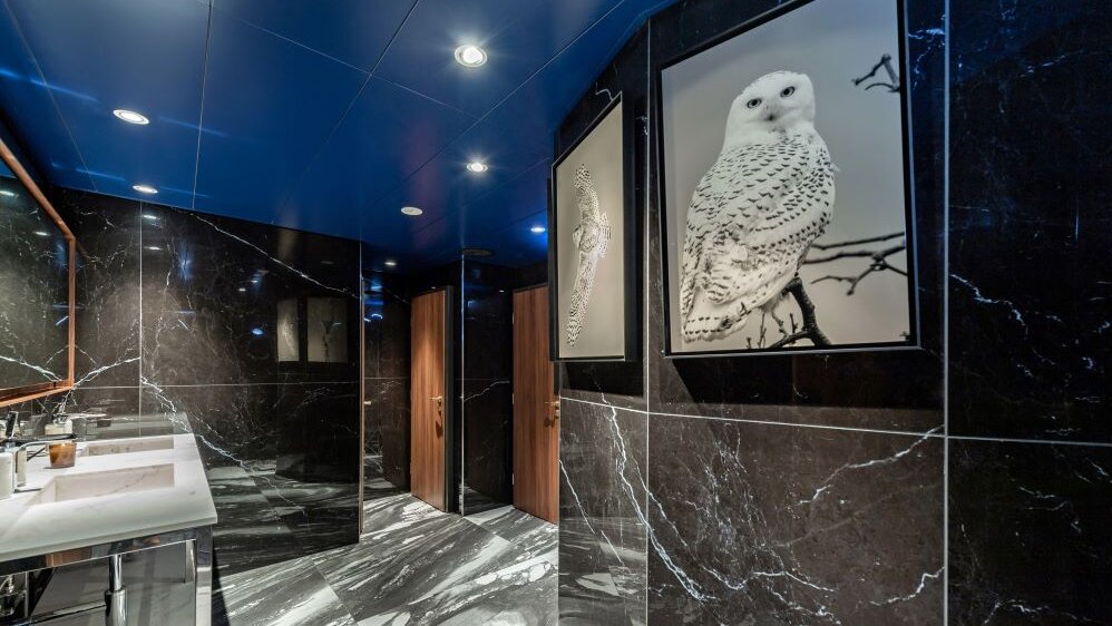 Design Bad mit großen Fliesen Design Bad mit großformatigen Fliesen in schwarzer Marmoroptik