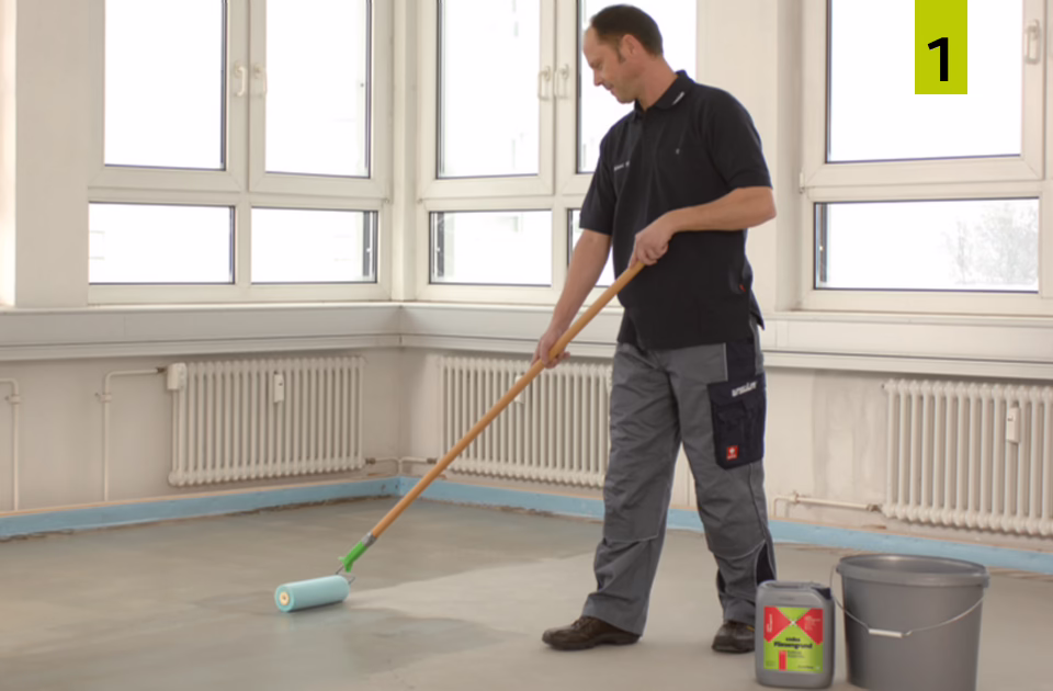 Zum Vorbereiten des Untergrunds wird codex Fliesengrund mit einer Nylonplüschrolle aufgetragen.