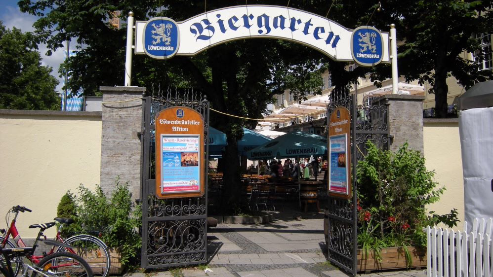 Der Eingang zum Biergarten des Löwenbräukellers